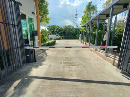 งานเปลี่ยนแขนไม้กั้นรถ THE URBANA