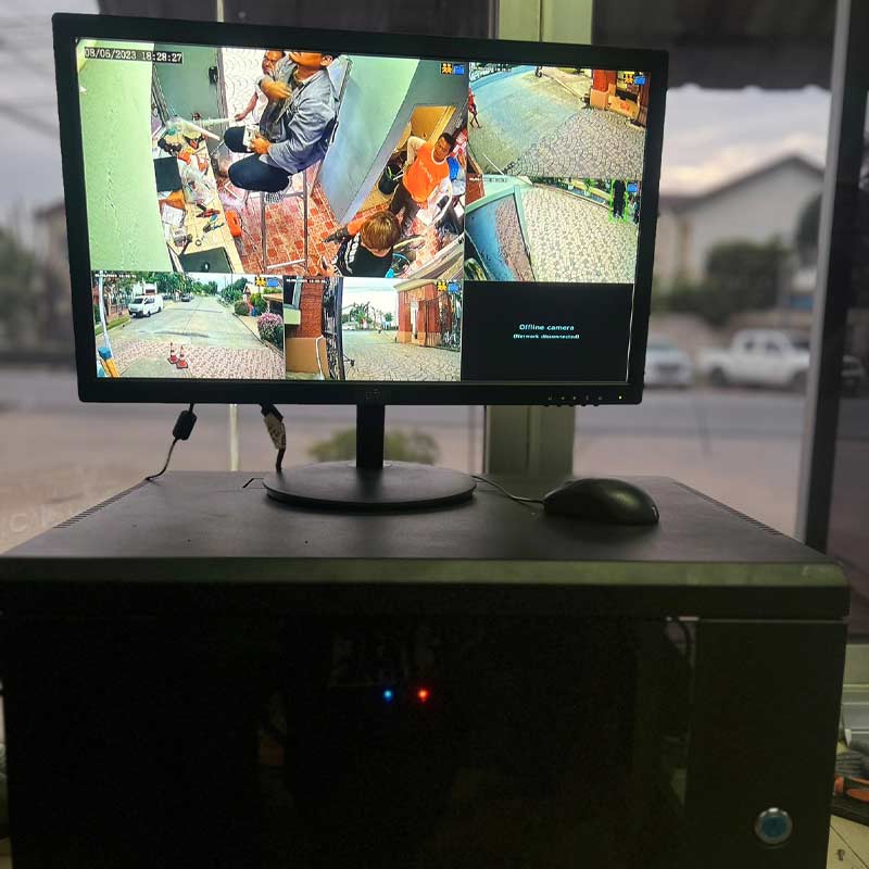 ศูนย์ควบคุมกล้องวงจรปิด CCTV พร้อมเครื่องบันทึก NVR
