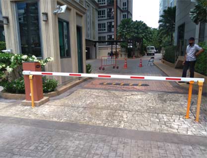 งานเปลี่ยนแขนไม้กั้นรถ MAYFAIR SUKHUMVIT
